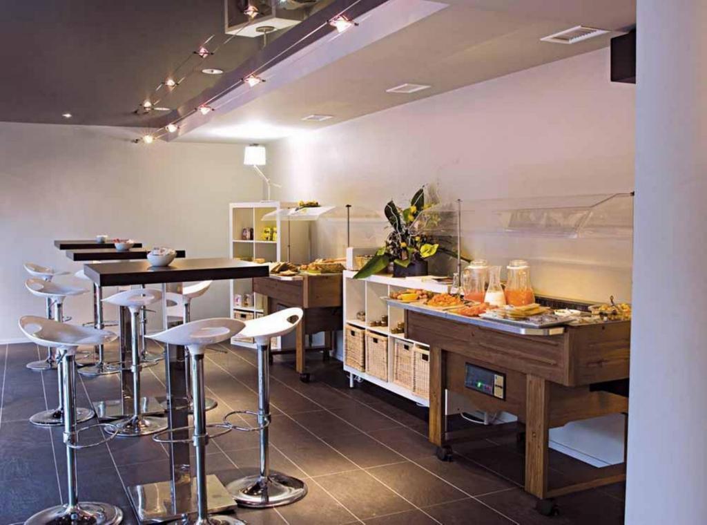 Standing Hotel Suites By Actisource Roissy-en-France Restaurace fotografie